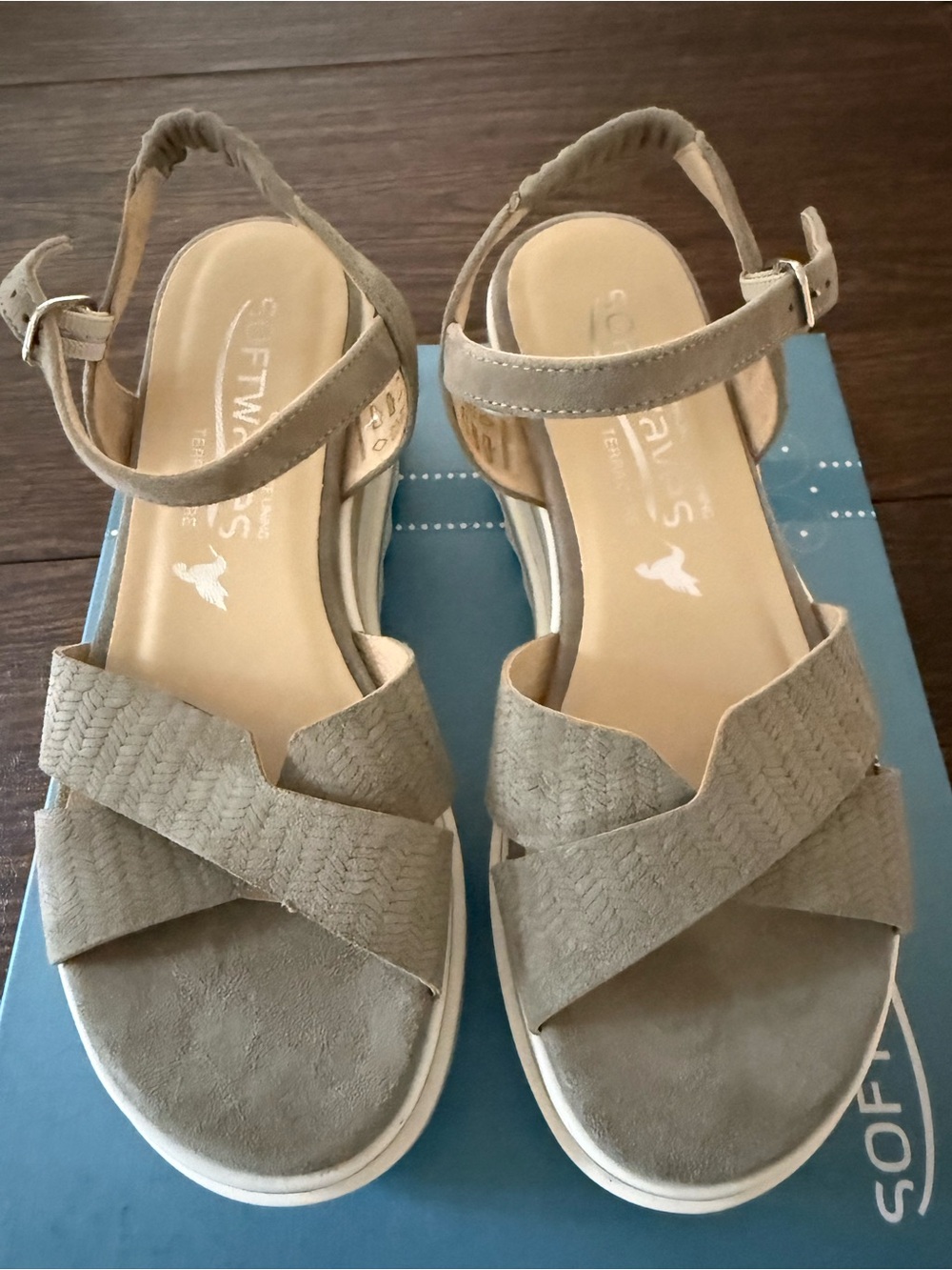BRAND NEW never worn Softwaves kaki/tan Platform Sandals for Women